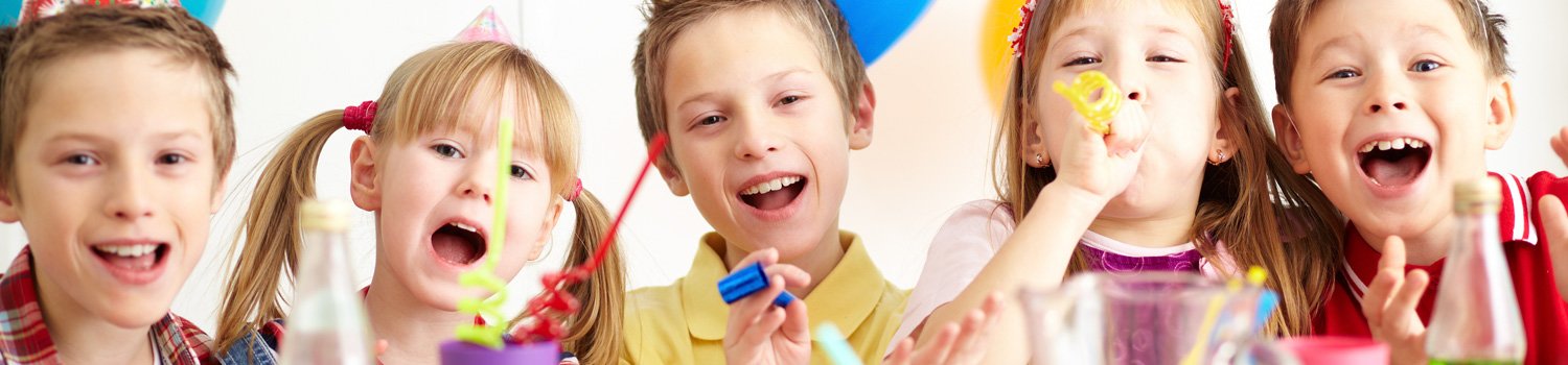 Five young children celebrating a birtday party.