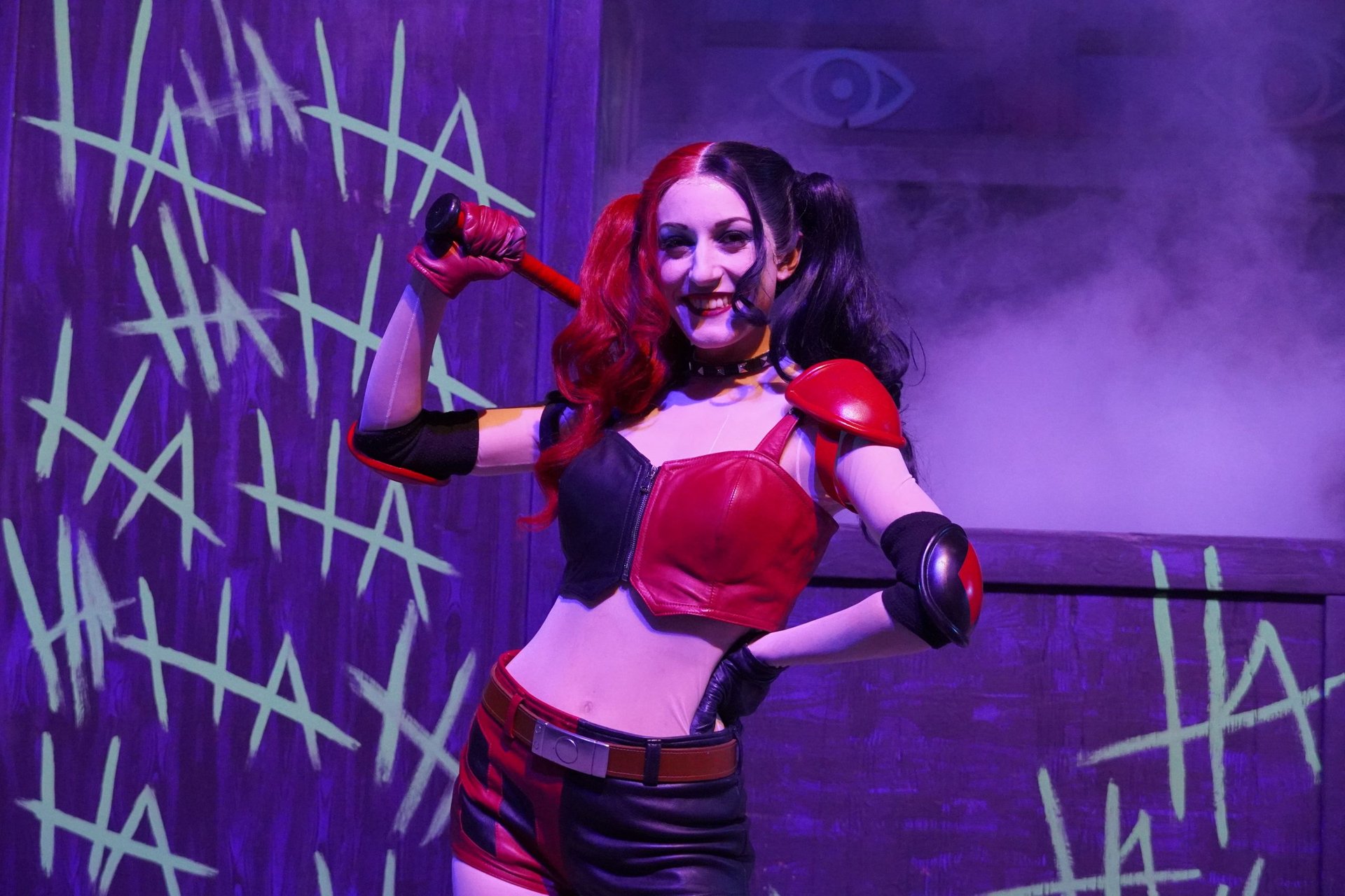 HARLEY QUINN™ & The Hyenas - Six Flags Magic Mountain