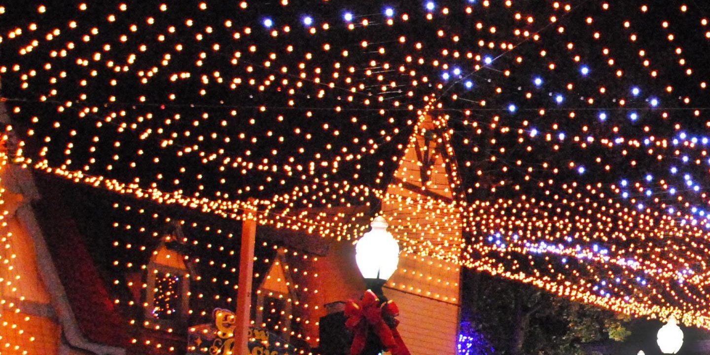 Six Flags New England Holiday Magic Light Show