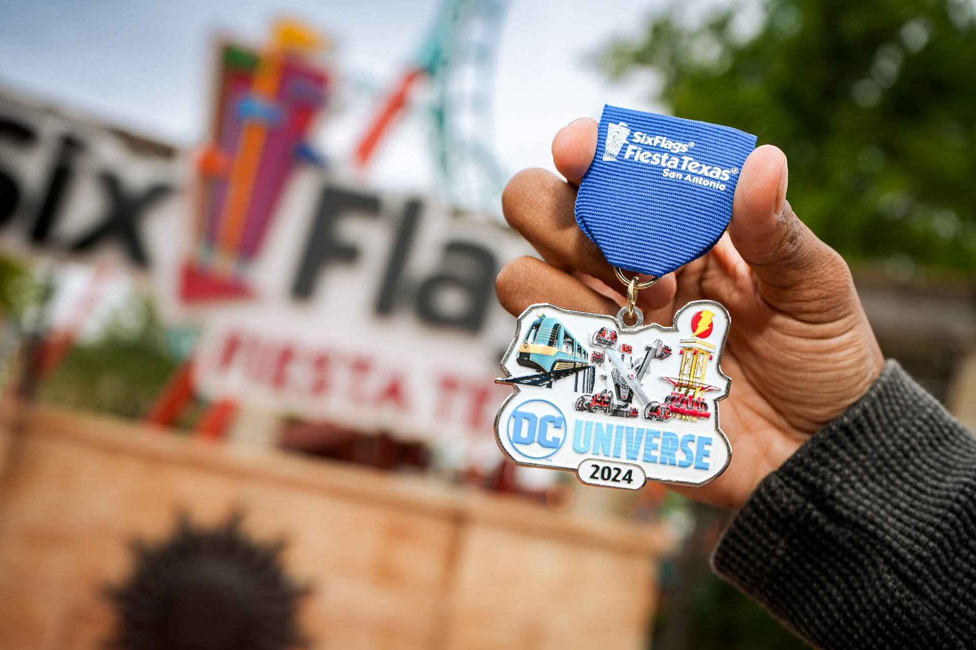 Diamond Pass Holders Exclusive Fiesta Medal Giveaway Six Flags Fiesta