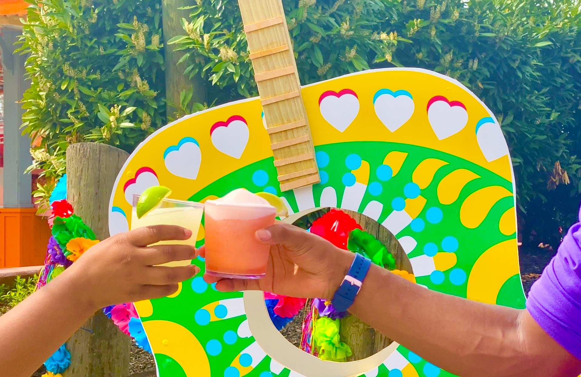 2 People with drinks at Viva La Fiesta