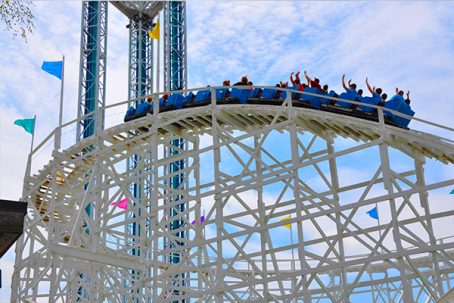 Thunderbolt at Six Flags New England