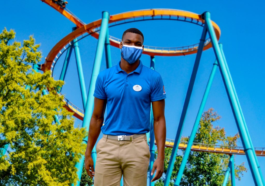 employee with mask on