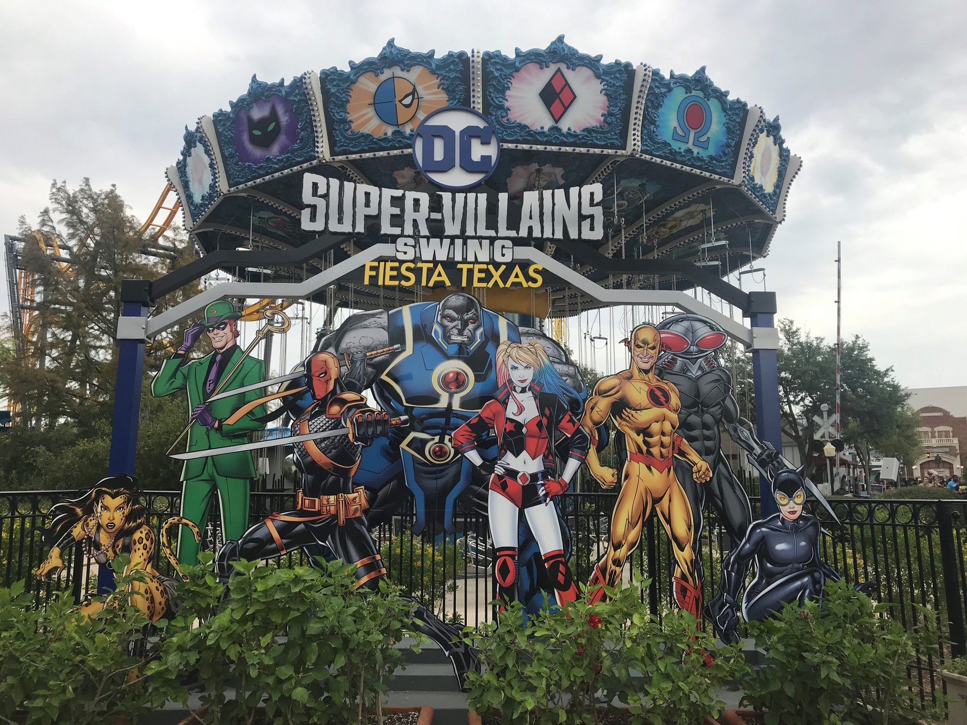 DC™ SuperVillains Swing Six Flags Fiesta Texas
